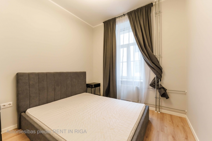 Sludinājumi. Mēbelēts 2-istabu dzīvoklis Aktīvajā centrā  Elizabetes ielā.  Izīrē elegantu un mājīgu divistabu Cena: 580 EUR/mēn Foto #2