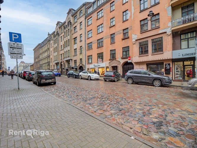 Sludinājumi. Pārdod mākslinieku darbnīcas telpas jūgendstila ēkā.  Īpašuma priekšrocības: +Lieliska lokācija Cena: 55000 EUR Foto #1