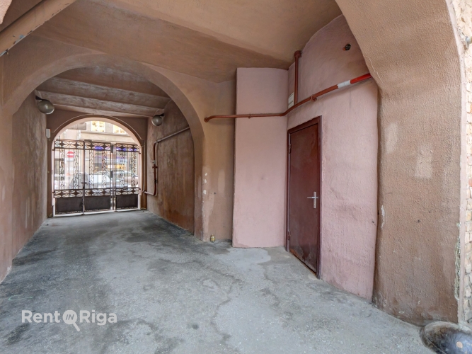 Sludinājumi. Pārdod mākslinieku darbnīcas telpas jūgendstila ēkā.  Īpašuma priekšrocības: +Lieliska lokācija Cena: 55000 EUR Foto #2