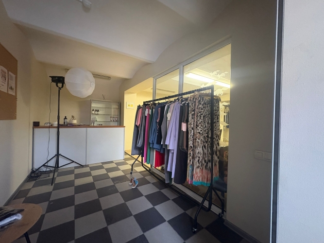 Объявление. Доступны торговые помещения в Тихом центре, по адресу улица Антонияс, 4.  Общая площадь  80 м. В Цена: 480 EUR/мес. Foto #4