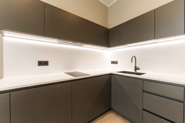 Sludinājumi. Piedāvājumā stilīgs un mājīgs 1-istabas dzīvoklis Rīgas centrā, kas apvieno elegantu dizainu ar Cena: 75000 EUR Foto #2