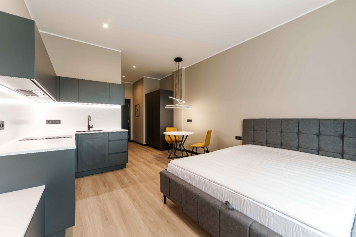 Sludinājumi. Piedāvājumā stilīgs un mājīgs 1-istabas dzīvoklis Rīgas centrā, kas apvieno elegantu dizainu ar Cena: 75000 EUR Foto #1