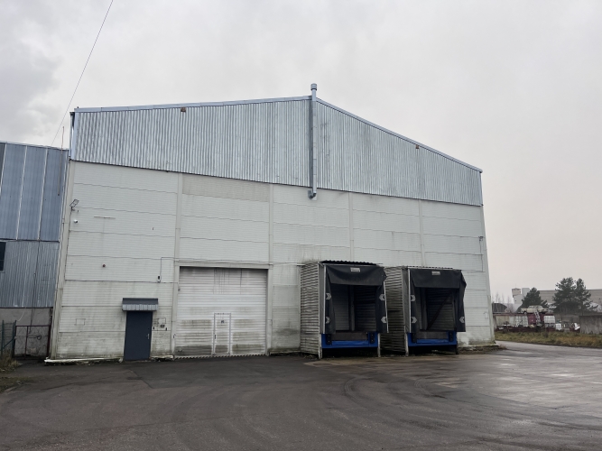 Sludinājumi. Nomai pieejamas noliktavas telpas Meiranu iela 4.  * Kopēja Platība 1750 kv. m. ; * Griestu Cena: 5250 EUR/mēn Foto #1