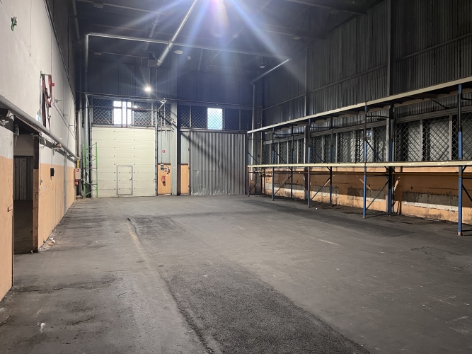 Sludinājumi. Nomai pieejamas noliktavas telpas Meiranu iela 4.  * Kopēja Platība 1750 kv. m. ; * Griestu Cena: 5250 EUR/mēn Foto #7