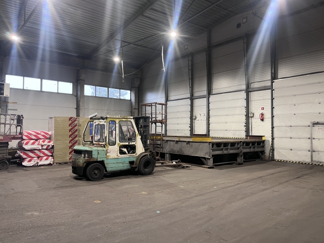 Sludinājumi. Nomai pieejamas noliktavas telpas Meiranu iela 4.  * Kopēja Platība 1750 kv. m. ; * Griestu Cena: 5250 EUR/mēn Foto #2