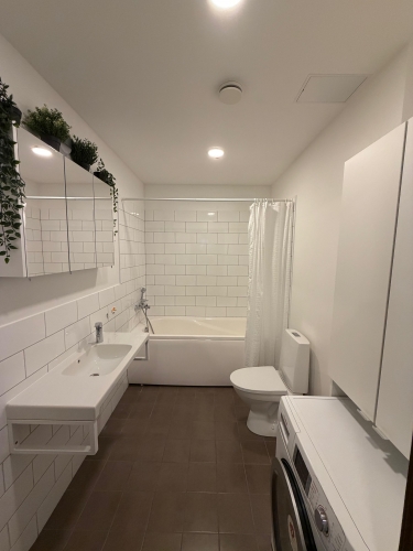 Sludinājumi. Izīrē 4-istabu dzīvokli Imantas Ozolos!  Dzīvokļa plānojumu veido viesistaba, kas apvienota  ar Cena: 900 EUR/mēn Foto #7