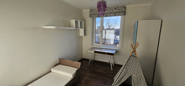 Sludinājumi. Izīrē 4-istabu dzīvokli Imantas Ozolos!  Dzīvokļa plānojumu veido viesistaba, kas apvienota  ar Cena: 900 EUR/mēn Foto #9