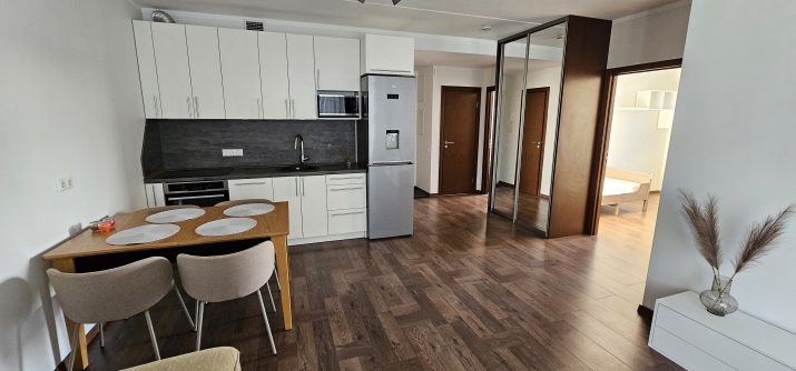 Sludinājumi. Izīrē 4-istabu dzīvokli Imantas Ozolos!  Dzīvokļa plānojumu veido viesistaba, kas apvienota  ar Cena: 900 EUR/mēn Foto #4