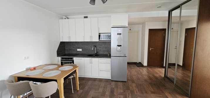 Sludinājumi. Izīrē 4-istabu dzīvokli Imantas Ozolos!  Dzīvokļa plānojumu veido viesistaba, kas apvienota  ar Cena: 900 EUR/mēn Foto #5