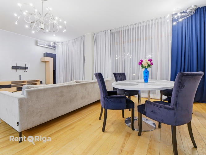 Sludinājumi. Izīrē eksluzīvu 2-istabu dzīvokli ar tvaika pirti! Plašs un pilnībā mēbelēts dzīvoklis Tomsona Cena: 1100 EUR/mēn Foto #3