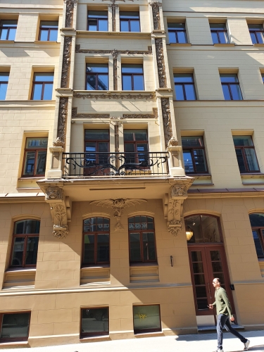 Объявление. Tiek izīrēts gaišs un gaumīgs dzīvoklis Rīgas centrā, renovētā ēkā Lāčplēša ielā.  Dzīvoklim ir Цена: 980 EUR/мес. Foto #1