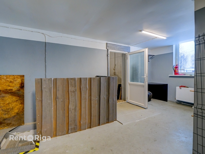 Sludinājumi. Tiek nomāta multi funkcionāla ēka 300 m Ir vieta ērtai auto novietošanai un piebraukšanai. Ēku var Cena: 2150 EUR/mēn Foto #9