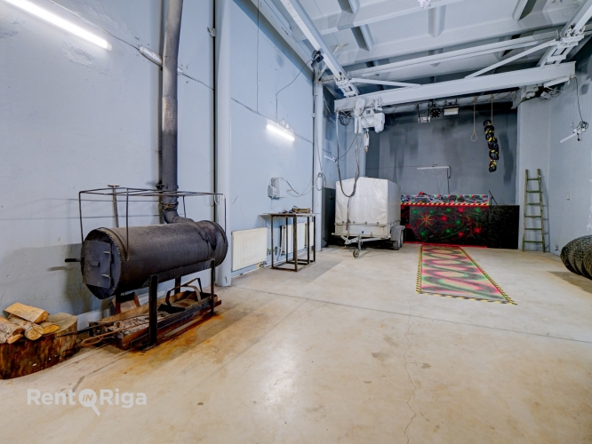 Sludinājumi. Tiek nomāta multi funkcionāla ēka 300 m Ir vieta ērtai auto novietošanai un piebraukšanai. Ēku var Cena: 2150 EUR/mēn Foto #4