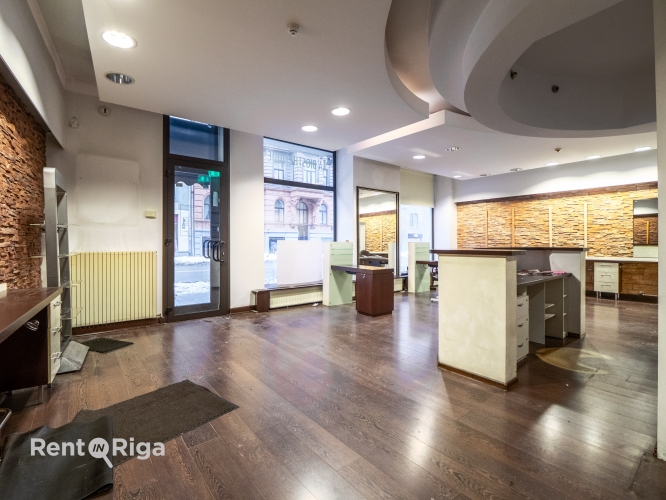 Объявление. Salon or retail premises with large display windows.  Previously, the premises housed a Цена: 1350 EUR/мес. Foto #1
