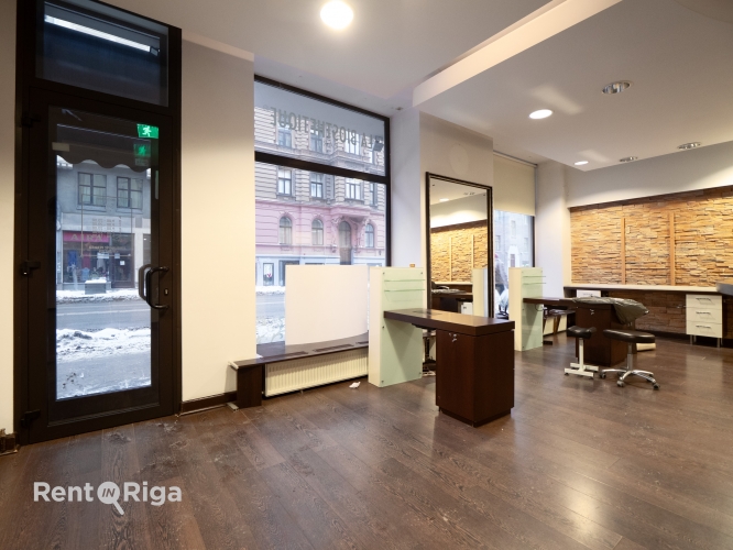 Объявление. Salon or retail premises with large display windows.  Previously, the premises housed a Цена: 1350 EUR/мес. Foto #4