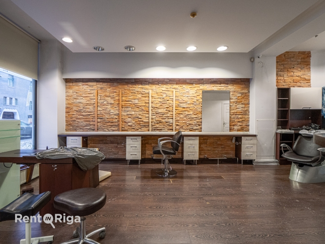 Объявление. Salon or retail premises with large display windows.  Previously, the premises housed a Цена: 1350 EUR/мес. Foto #5