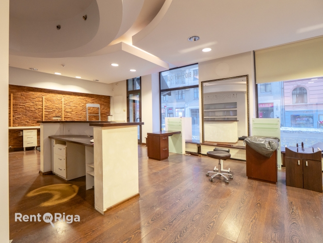 Объявление. Salon or retail premises with large display windows.  Previously, the premises housed a Цена: 1350 EUR/мес. Foto #6