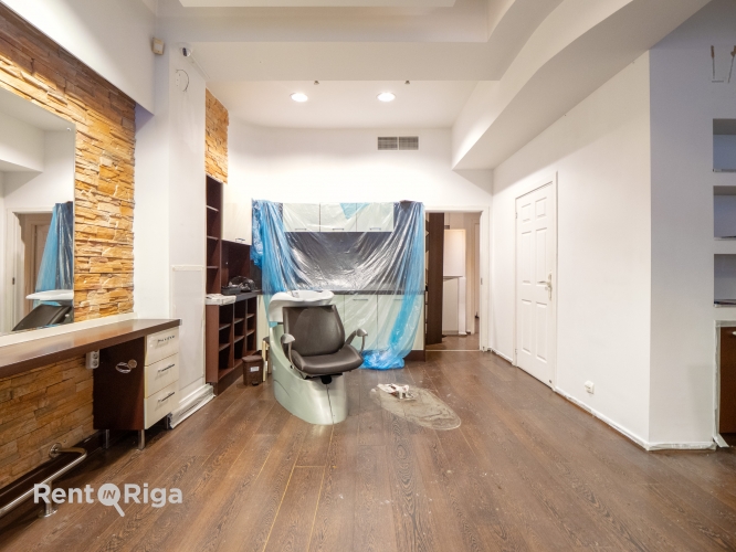 Объявление. Salon or retail premises with large display windows.  Previously, the premises housed a Цена: 1350 EUR/мес. Foto #7