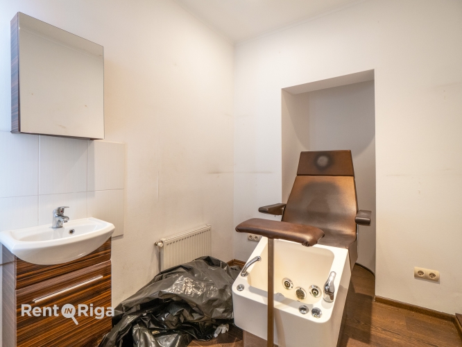 Объявление. Salon or retail premises with large display windows.  Previously, the premises housed a Цена: 1350 EUR/мес. Foto #8