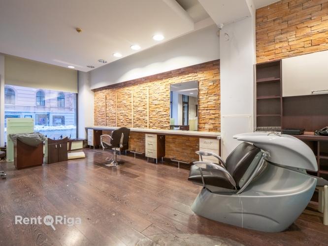 Объявление. Salon or retail premises with large display windows.  Previously, the premises housed a Цена: 1350 EUR/мес. Foto #9