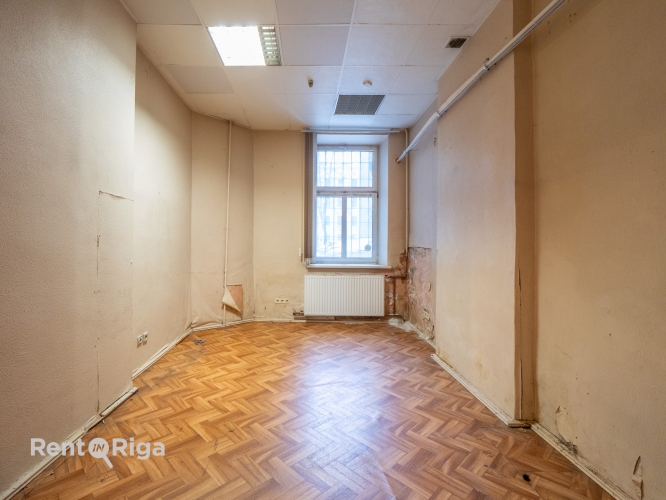 Sludinājumi. Telpas salonam, veikalam, ielas birojam vai citai nodarbei.  Sakopta pirmskara māja A.Čaka un Cena: 530 EUR/mēn Foto #5