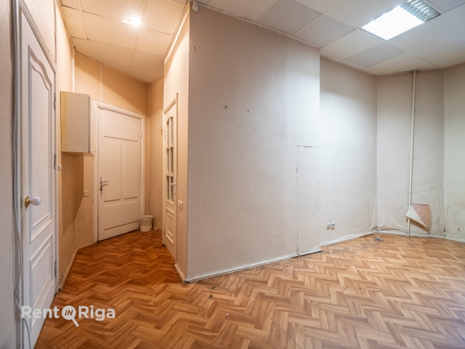 Sludinājumi. Telpas salonam, veikalam, ielas birojam vai citai nodarbei.  Sakopta pirmskara māja A.Čaka un Cena: 530 EUR/mēn Foto #6
