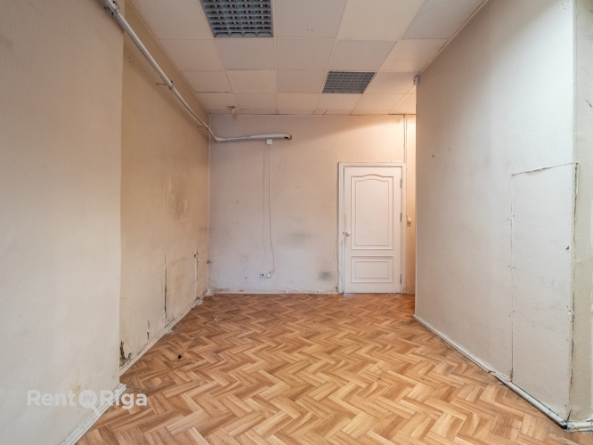 Sludinājumi. Telpas salonam, veikalam, ielas birojam vai citai nodarbei.  Sakopta pirmskara māja A.Čaka un Cena: 530 EUR/mēn Foto #7
