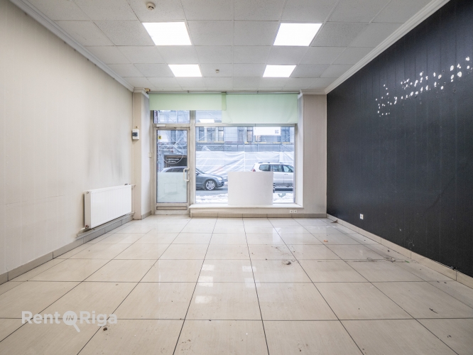 Sludinājumi. Telpas salonam, veikalam, ielas birojam vai citai nodarbei.  Sakopta pirmskara māja A.Čaka un Cena: 530 EUR/mēn Foto #3