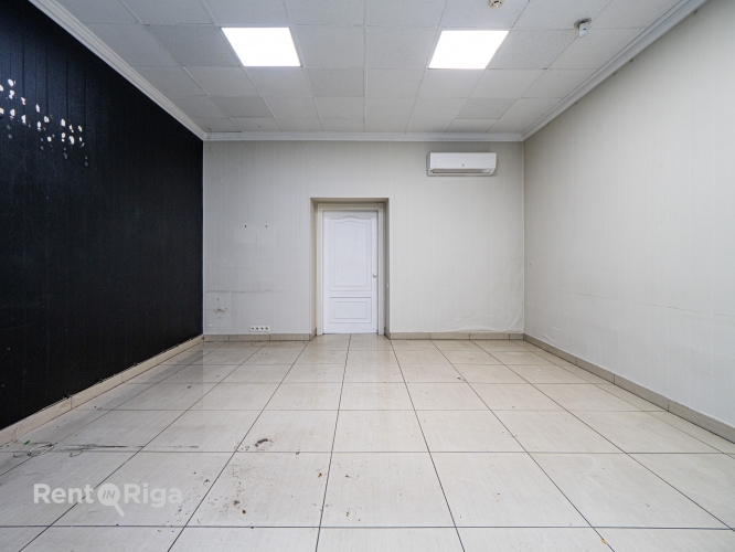Sludinājumi. Telpas salonam, veikalam, ielas birojam vai citai nodarbei.  Sakopta pirmskara māja A.Čaka un Cena: 530 EUR/mēn Foto #4