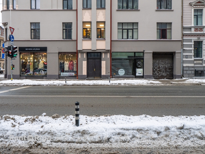 Sludinājumi. Telpas salonam, veikalam, ielas birojam vai citai nodarbei.  Sakopta pirmskara māja A.Čaka un Cena: 530 EUR/mēn Foto #2