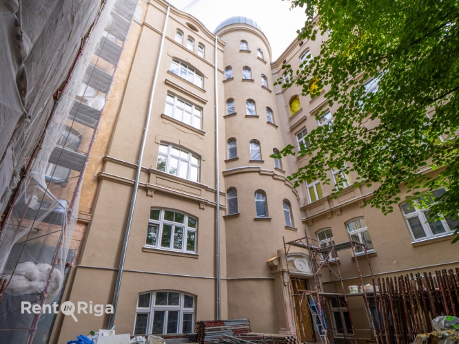 Объявление. Продаётся солнечная и элегантная квартира в полностью отреставрированном историческом здании в Цена: 158900 EUR Foto #2