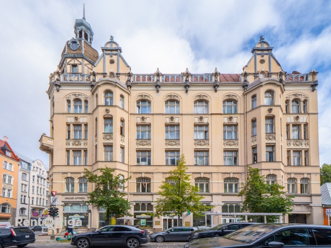 Объявление. Продаётся солнечная и элегантная квартира в полностью отреставрированном историческом здании в Цена: 158900 EUR Foto #1