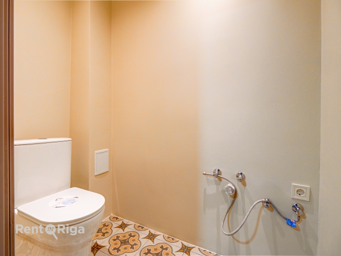 Объявление. Office with a kitchen area and a private restroom.  A major renovation has just been completed in Цена: 600 EUR/мес. Foto #6