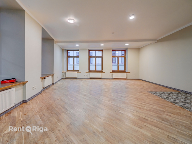 Объявление. Office with a kitchen area and a private restroom.  A major renovation has just been completed in Цена: 600 EUR/мес. Foto #2
