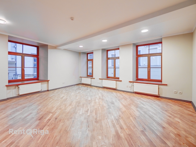 Объявление. Office with a kitchen area and a private restroom.  A major renovation has just been completed in Цена: 600 EUR/мес. Foto #3
