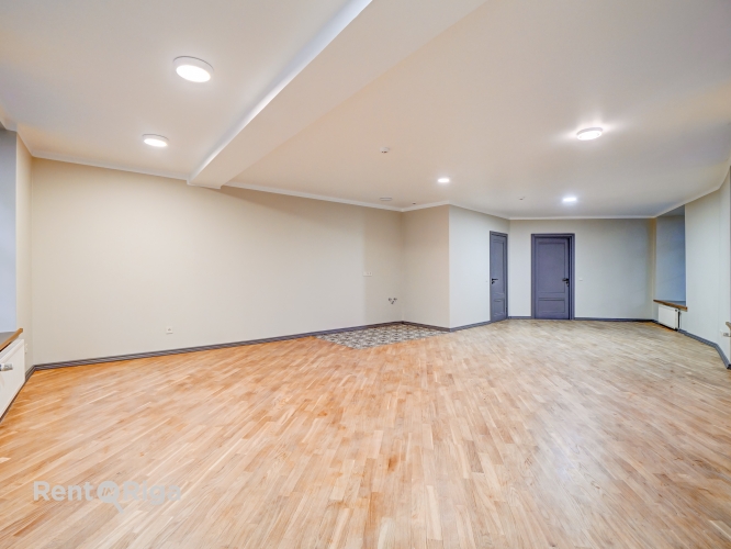 Объявление. Office with a kitchen area and a private restroom.  A major renovation has just been completed in Цена: 600 EUR/мес. Foto #5