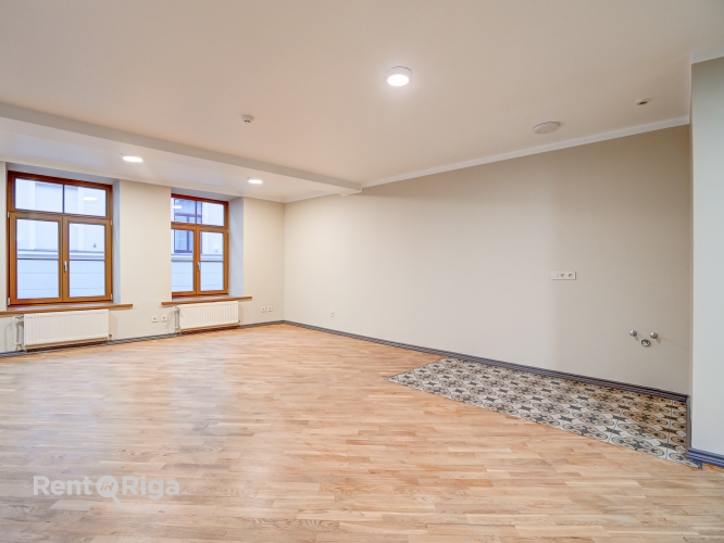 Объявление. Office with a kitchen area and a private restroom.  A major renovation has just been completed in Цена: 600 EUR/мес. Foto #4