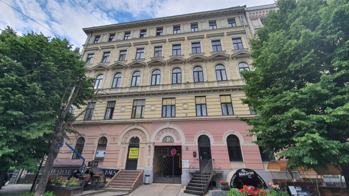 Объявление. Hostel premises that can be converted into 3 apartments.  The property is located in one of the Цена: 220000 EUR Foto #1