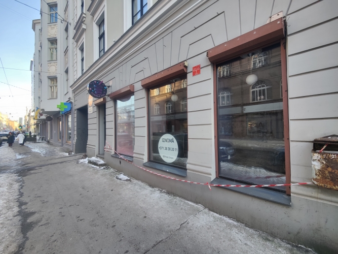 Объявление. Tirdzniecības telpas.  Piemērotas veikalam, salonam vai tml. Telpām nav ēdināšanas kods.  Puse no Цена: 1650 EUR/мес. Foto #2