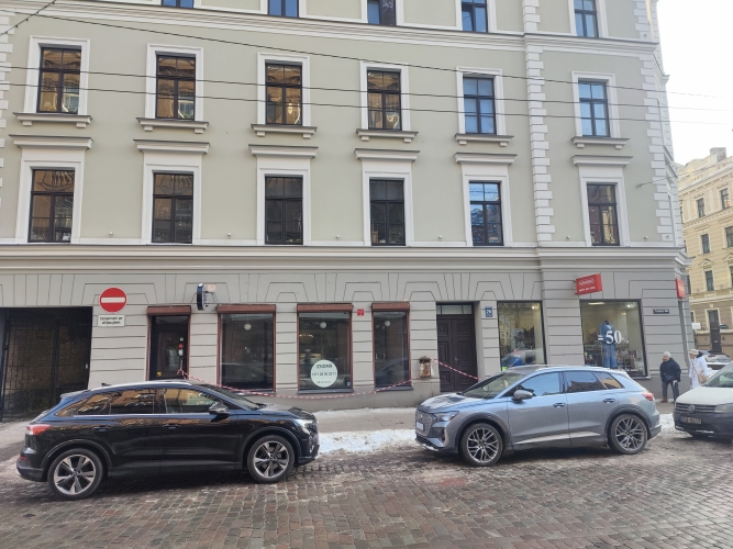 Объявление. Tirdzniecības telpas.  Piemērotas veikalam, salonam vai tml. Telpām nav ēdināšanas kods.  Puse no Цена: 1650 EUR/мес. Foto #1