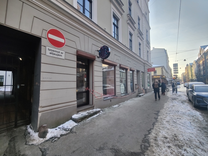 Объявление. Tirdzniecības telpas.  Piemērotas veikalam, salonam vai tml. Telpām nav ēdināšanas kods.  Puse no Цена: 1650 EUR/мес. Foto #4