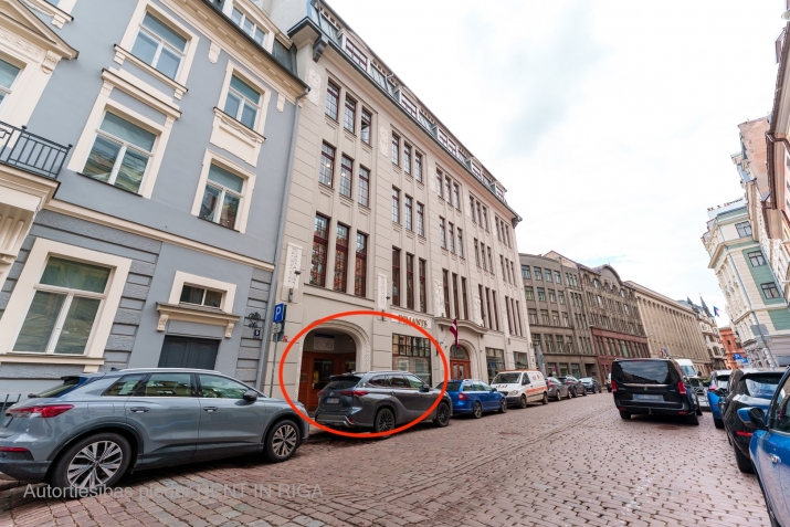 Объявление. Veikala telpas Vecrīgā Smilšu ielā 3. Pie telpām var piebraukt un apstāties ar auto.  Ieeja no Цена: 1471 EUR/мес. Foto #1