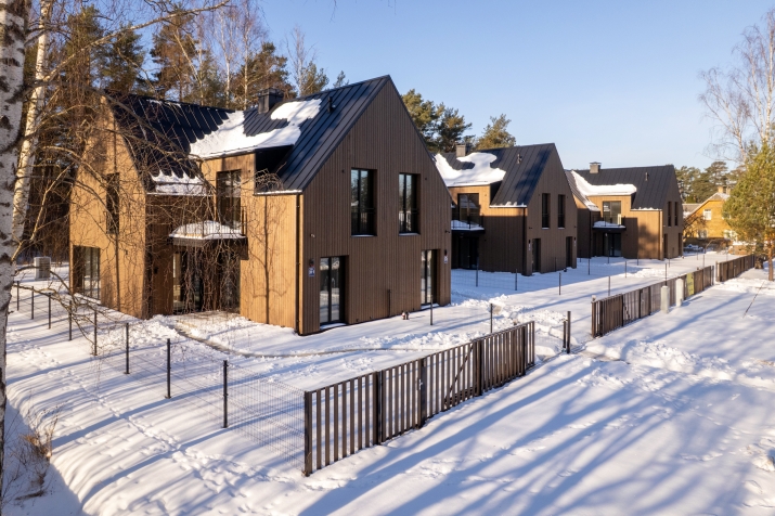 Sludinājumi. Pārdod stilīgu un energoefektīvu premium klases dvīņu māju Mellužos, vienā no klusākajām un Cena: 355000 EUR Foto #1