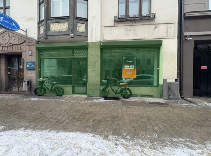 Объявление. Here are the translations in Russian and English:  Russian:  Writing  Сдаются в аренду торговые Цена: 1200 EUR/мес. Foto #1