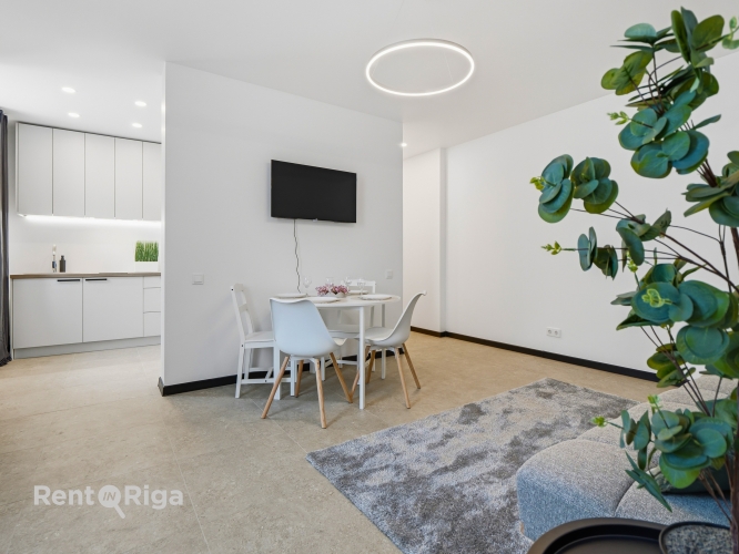 Sludinājumi. Tiek pārdots renovēts 3-istabu dzīvoklis Rīgas centrā (1 izolēta istaba). Dzīvoklis pārdodas ar Cena: 98000 EUR Foto #1