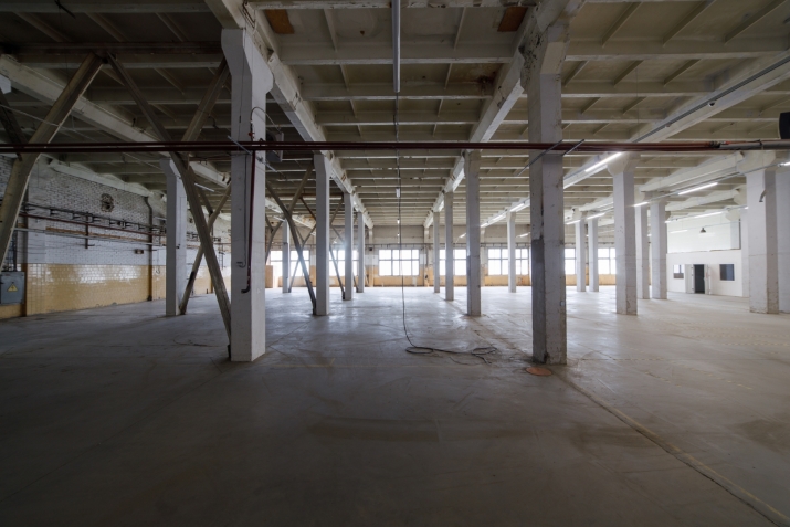 Объявление. Warehouse or production premises on the 2nd floor with a freight elevator  1 large unrenovated Цена: 4000 EUR/мес. Foto #1