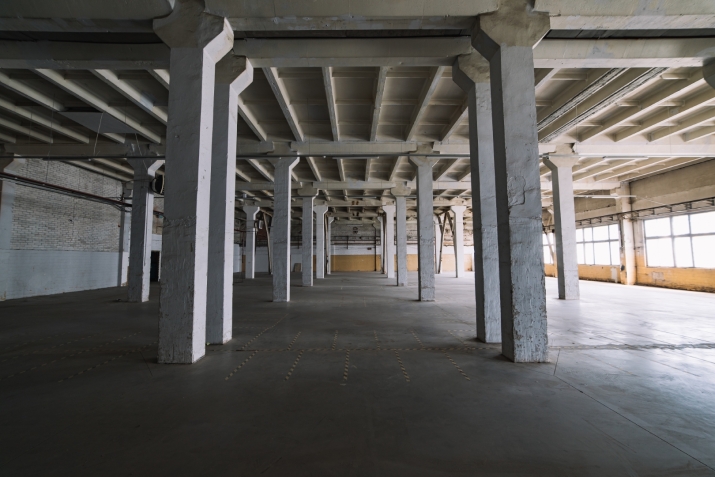 Объявление. Warehouse or production premises on the 2nd floor with a freight elevator  1 large unrenovated Цена: 4000 EUR/мес. Foto #3