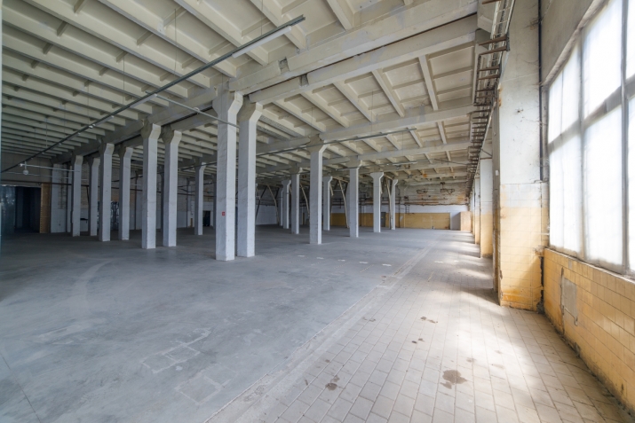 Объявление. Warehouse or production premises on the 2nd floor with a freight elevator  1 large unrenovated Цена: 4000 EUR/мес. Foto #4