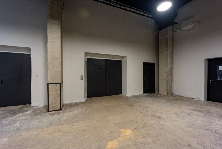 Объявление. Warehouse or production premises on the 2nd floor with a freight elevator  1 large unrenovated Цена: 4000 EUR/мес. Foto #9