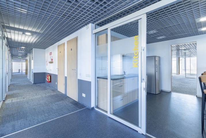 Объявление. Open-plan office for lease occupying the entire 4th floor of the building.  The interior area is Цена: 5000 EUR/мес. Foto #8